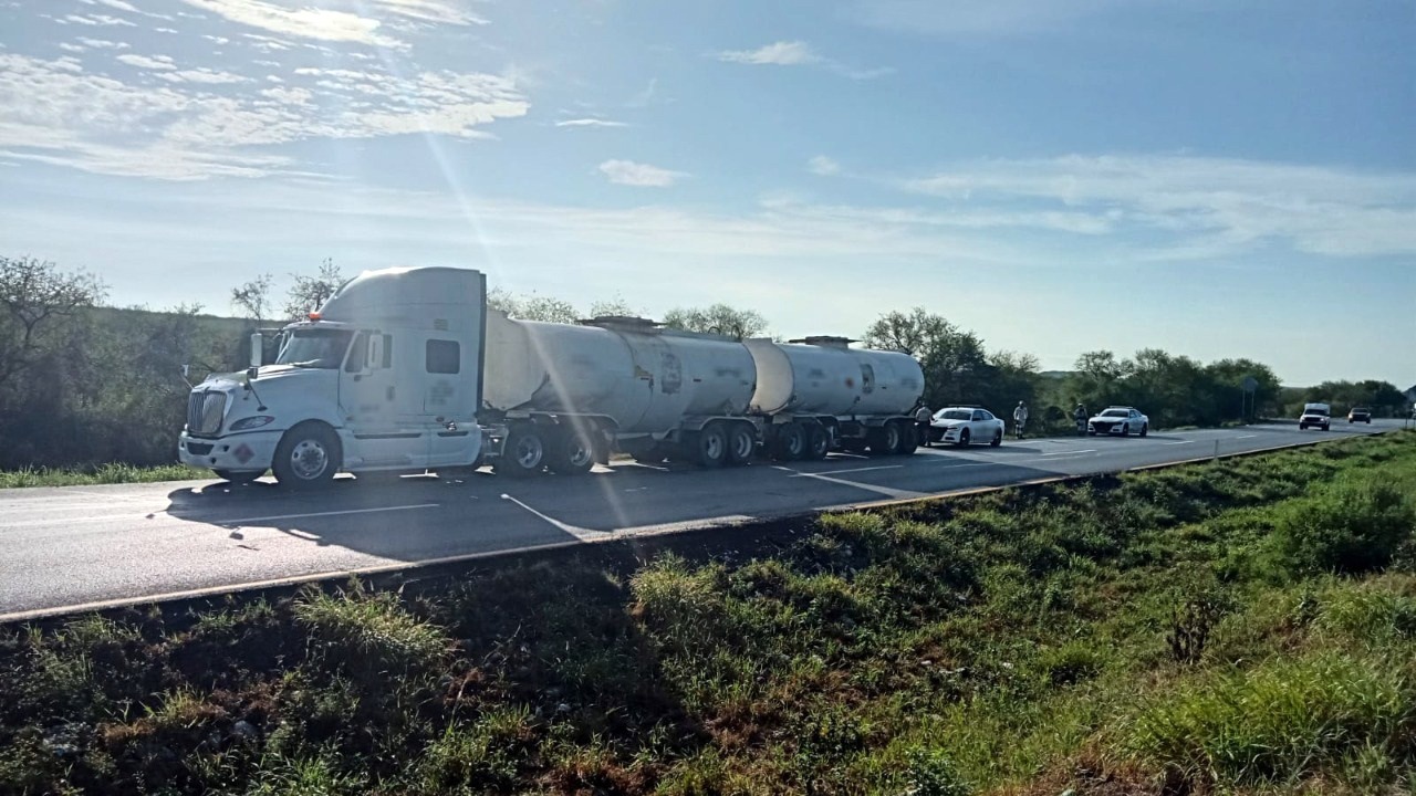 En N.L. Guardia nacional localiza tráiler con 60 mil litros de destilado de petróleo