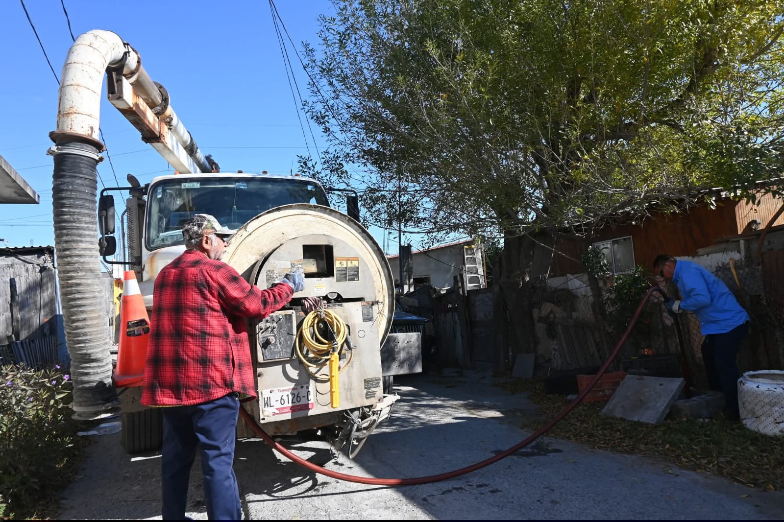 Beto Granados refuerza mantenimiento al drenaje en la colonia Rodolfo Sánchez Taboada